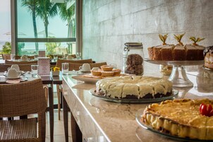 Se sirven desayunos, almuerzos y cenas; con vista a la playa