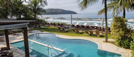 Piscine extérieure, parasols, chaises longues