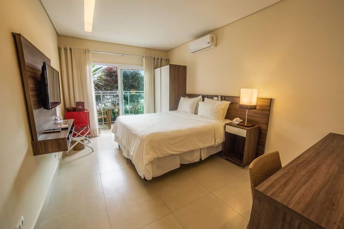 Deluxe Room, Mobility Accessible | Minibar, in-room safe, blackout drapes, free WiFi