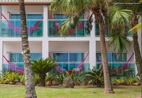 Minibar, caja de seguridad en la habitación y cortinas blackout 