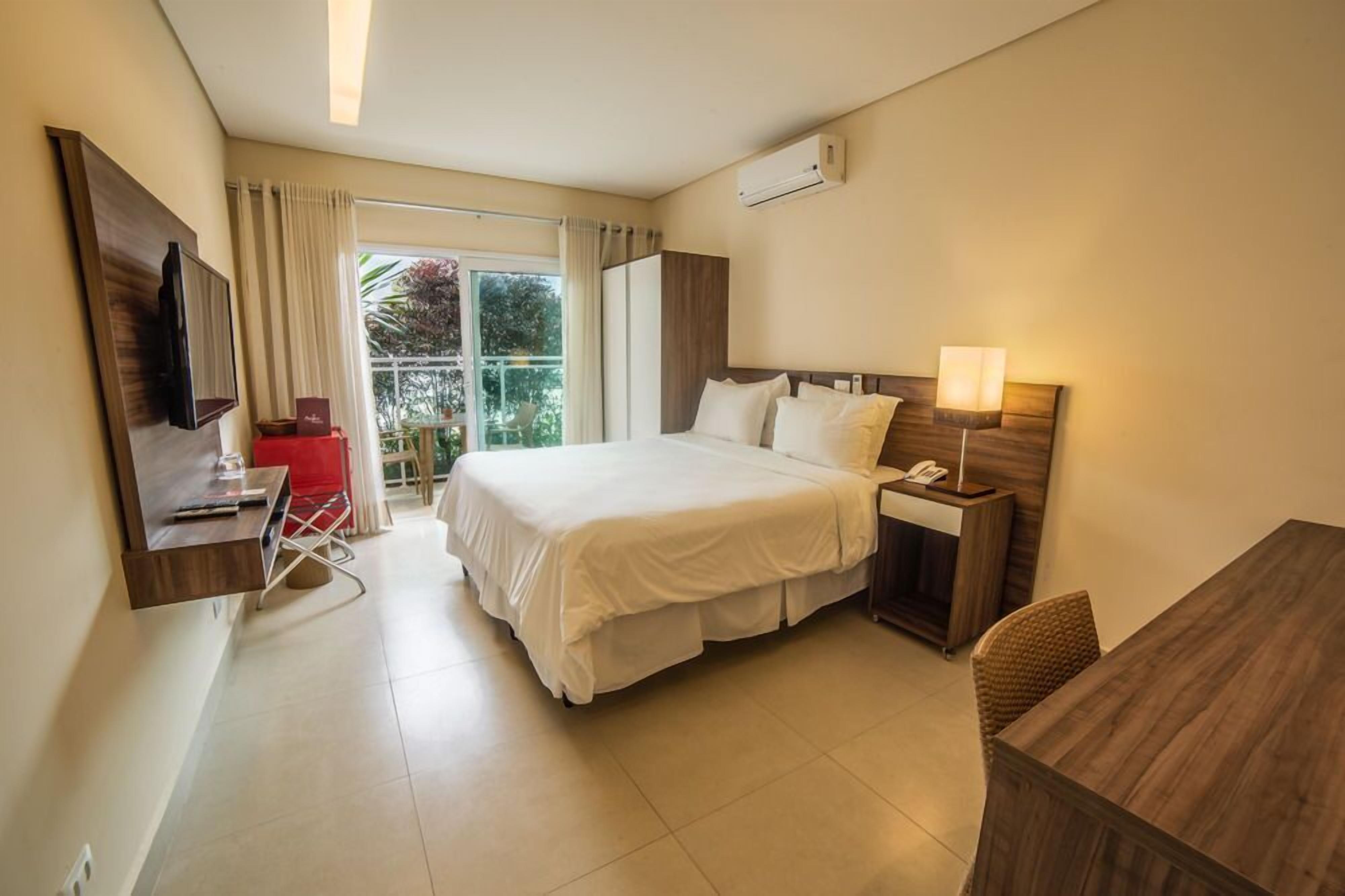 Habitación Deluxe, accesible en silla de ruedas | Minibar, caja fuerte, cortinas opacas y wifi gratis