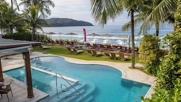 Udendørs pool, parasoller, liggestole