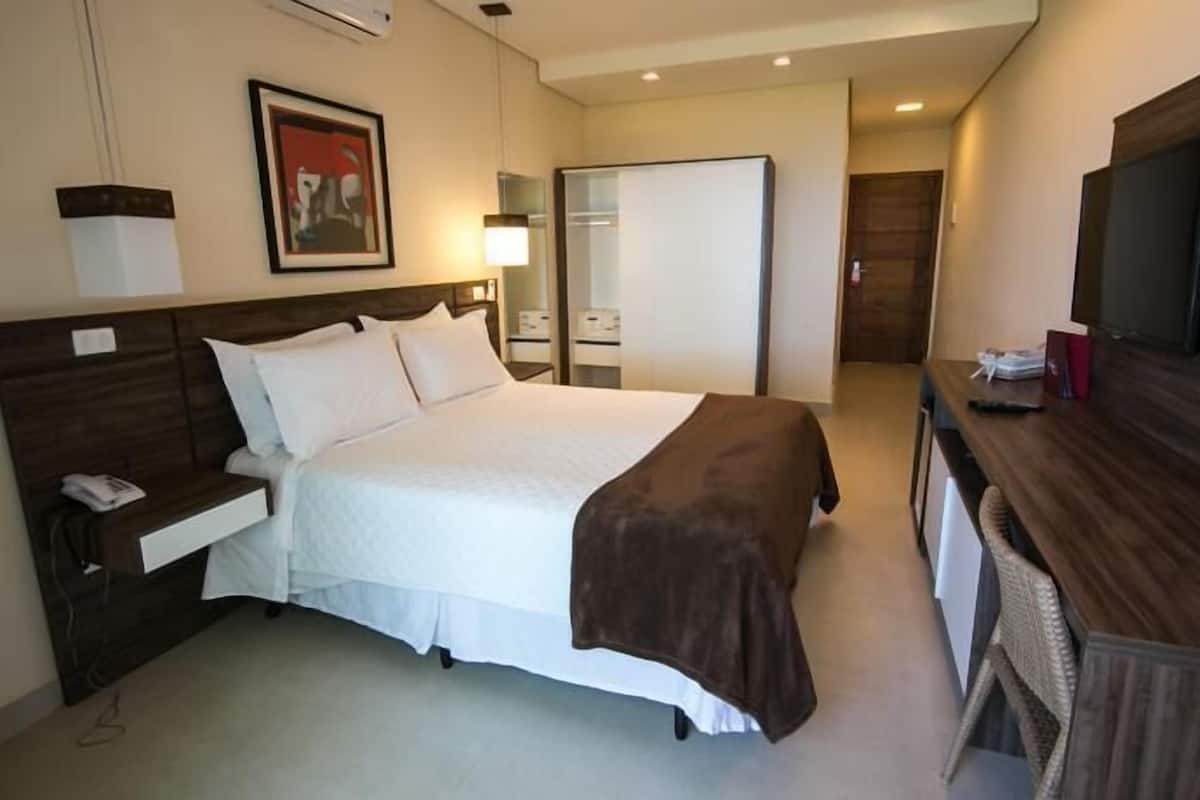 Surmatelas, minibar, coffres-forts dans les chambres, bureau