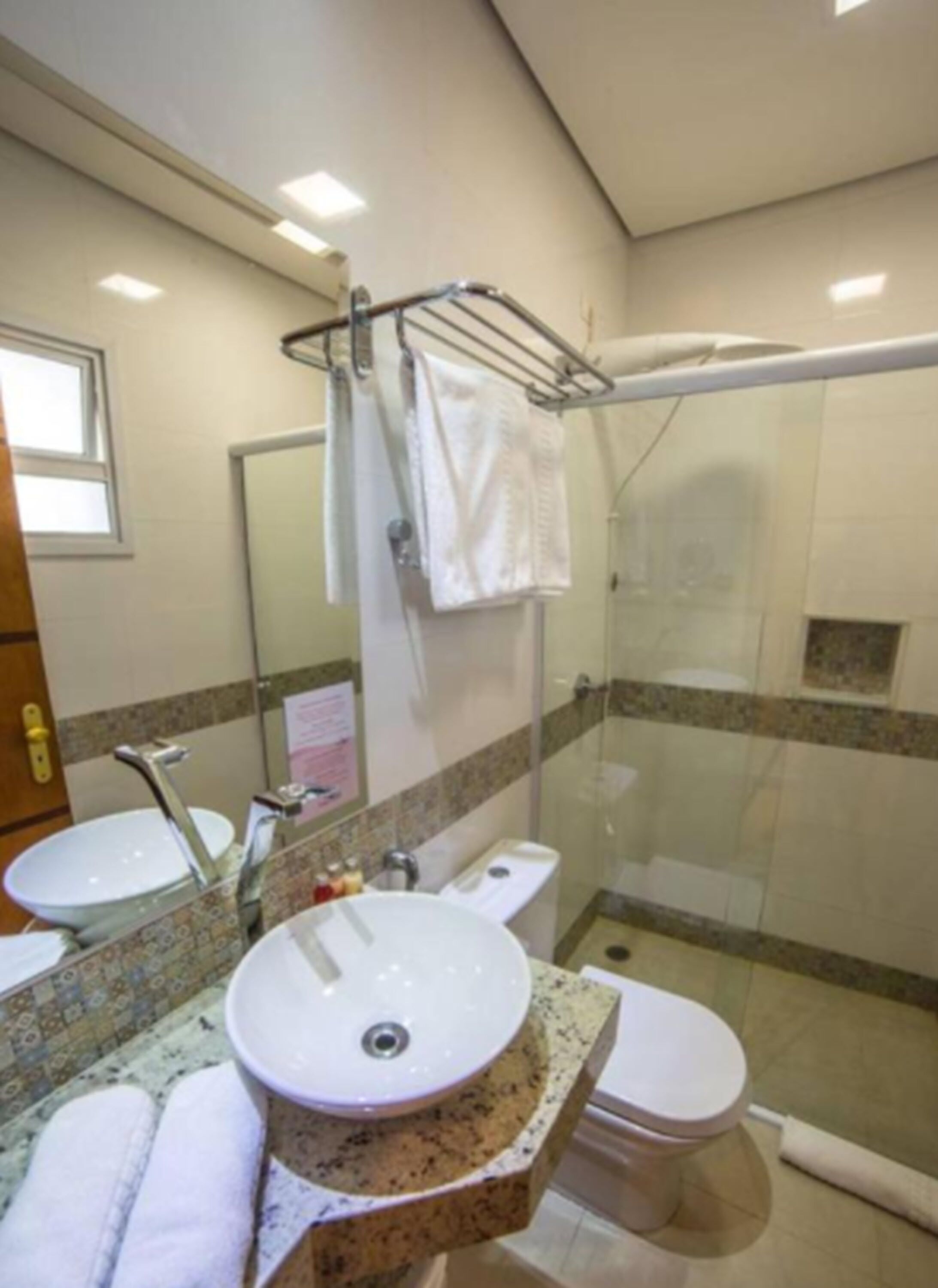 standard twin room (sem vista e sem varanda) | bathroom | free toiletries, hair dryer, towels