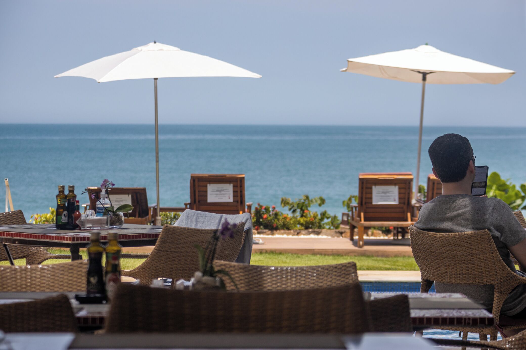 Serviço de café da manhã, almoço, jantar; vistas para a praia