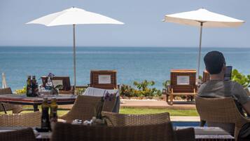 Serviço de café da manhã, almoço, jantar; vistas para a praia