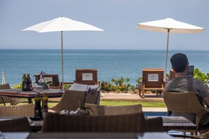 Frukost och lunch serveras, med utsikt mot stranden 