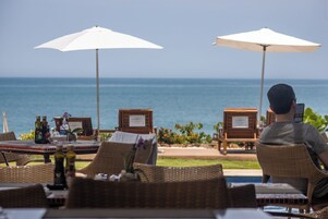 Se sirven desayunos, almuerzos y cenas (con vistas a la playa) 