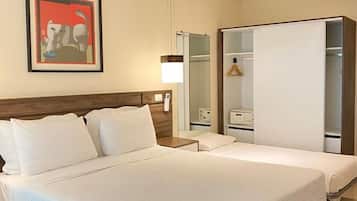 Habitación Deluxe (Super) | Minibar, caja de seguridad en la habitación y cortinas blackout