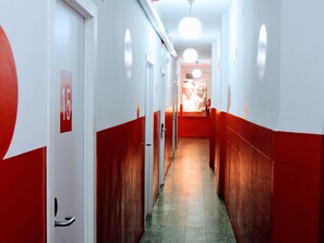Hallway - Home Backpackers Valencia by Feetup Hostels (Valencia)
