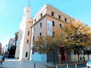 A building with a tower and a signboard. - Home Backpackers Valencia by Feetup Hostels (Valencia)