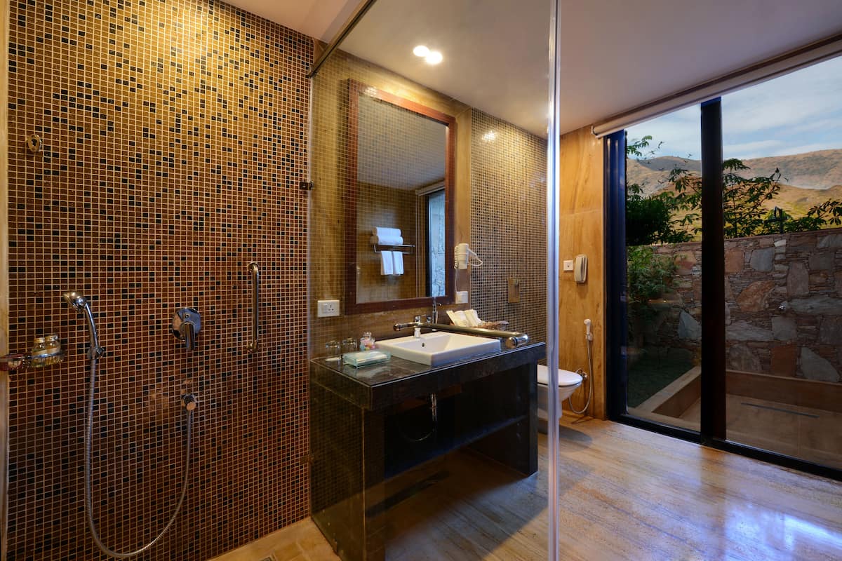 shower, rainfall showerhead, free toiletries, hair dryer