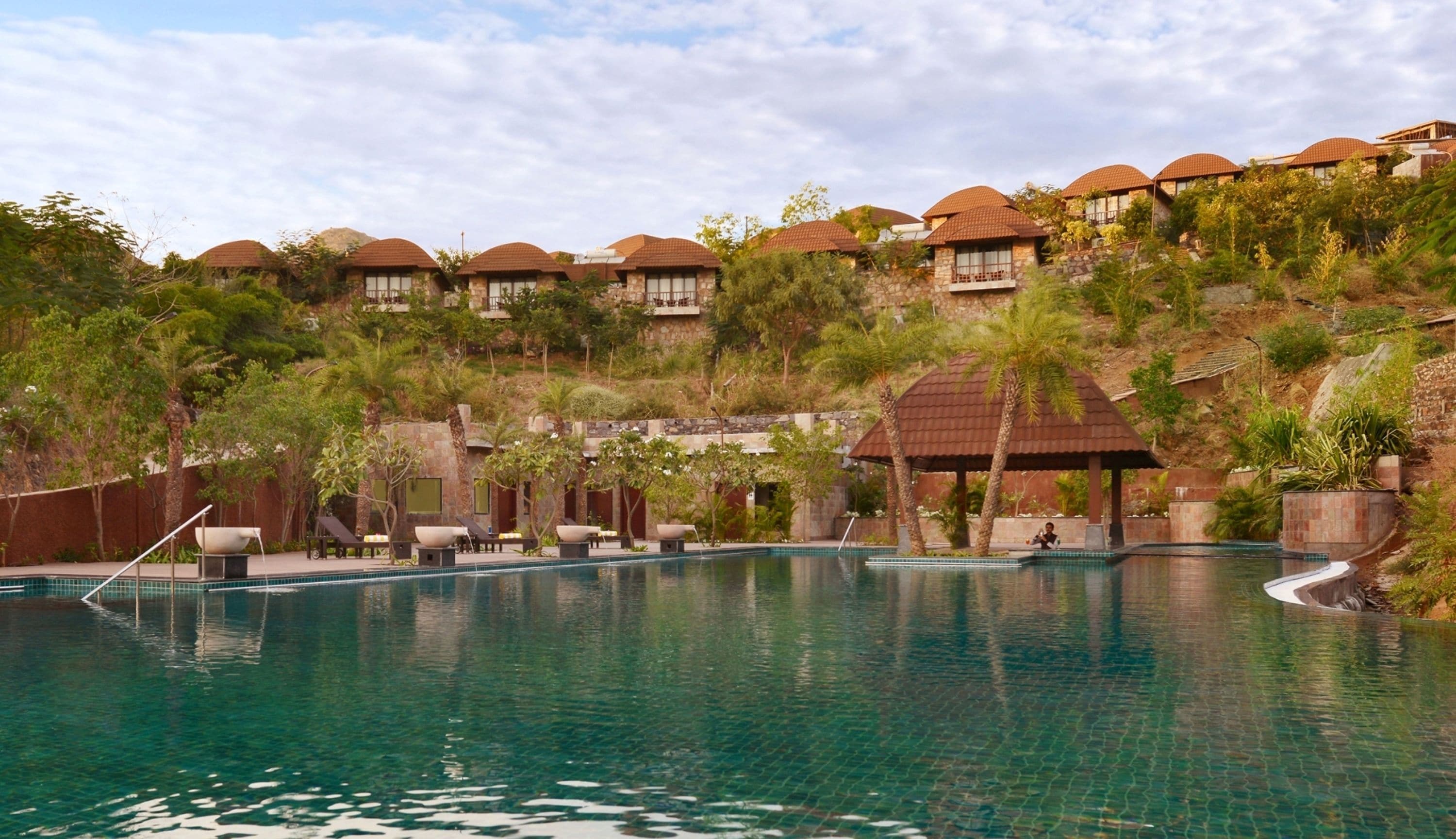 室外游泳池，池畔遮阳伞