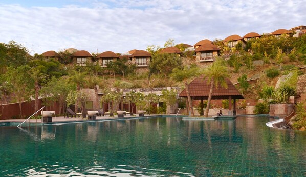 Een buitenzwembad en parasols bij het zwembad