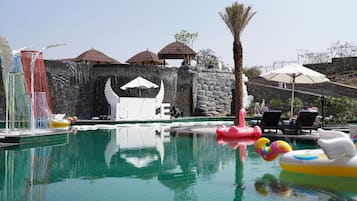 Piscine extérieure, parasols de plage