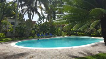 Alberca al aire libre y camastros