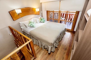 Un dormitorio con una cama grande, cabecera de madera y vistas a una terraza.