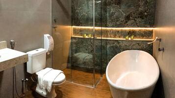 Luxury Suite | Bathroom | Shower, free toiletries, hair dryer, towels