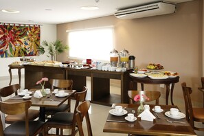 Free daily buffet breakfast - Ipê Center Hotel (São José do Rio Preto)
