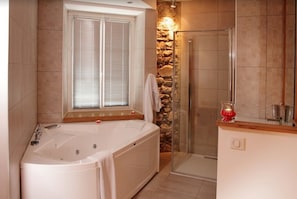 Chambre Deluxe double, 1 lit double, baignoire à remous | Salle de bain | Articles de toilette (gratuits), séchoir à cheveux, serviettes fournies