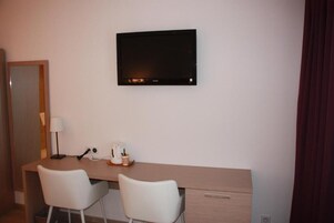 Televisión de pantalla plana 70 cm con canales de televisión por cable