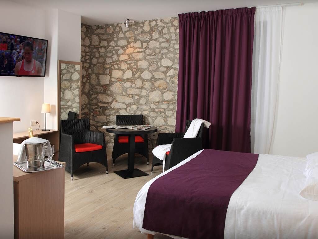 deluxe double room, 1 double bed, hot tub | living area | 70-cm flat-screen tv with cable channels, tv