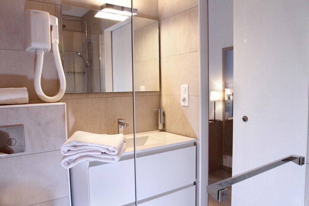 comfort twin room, 2 single beds | bathroom | free toiletries, hair dryer, towels