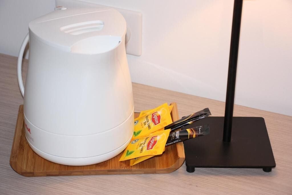 desk, laptop workspace, soundproofing, free wifi