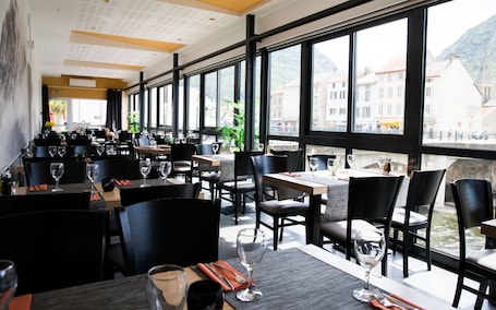 Cocina regional, restaurante con mesas al aire libre . Hotel TerraNostra