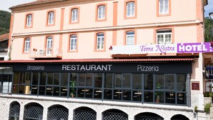 Un hôtel appelé Terra Nostra, qui comprend un restaurant et une pizzeria situés au rez-de-chaussée.