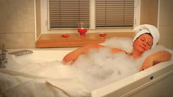Deluxe Double Room, 1 Double Bed, Hot Tub | Bathroom | Free toiletries, hair dryer, towels