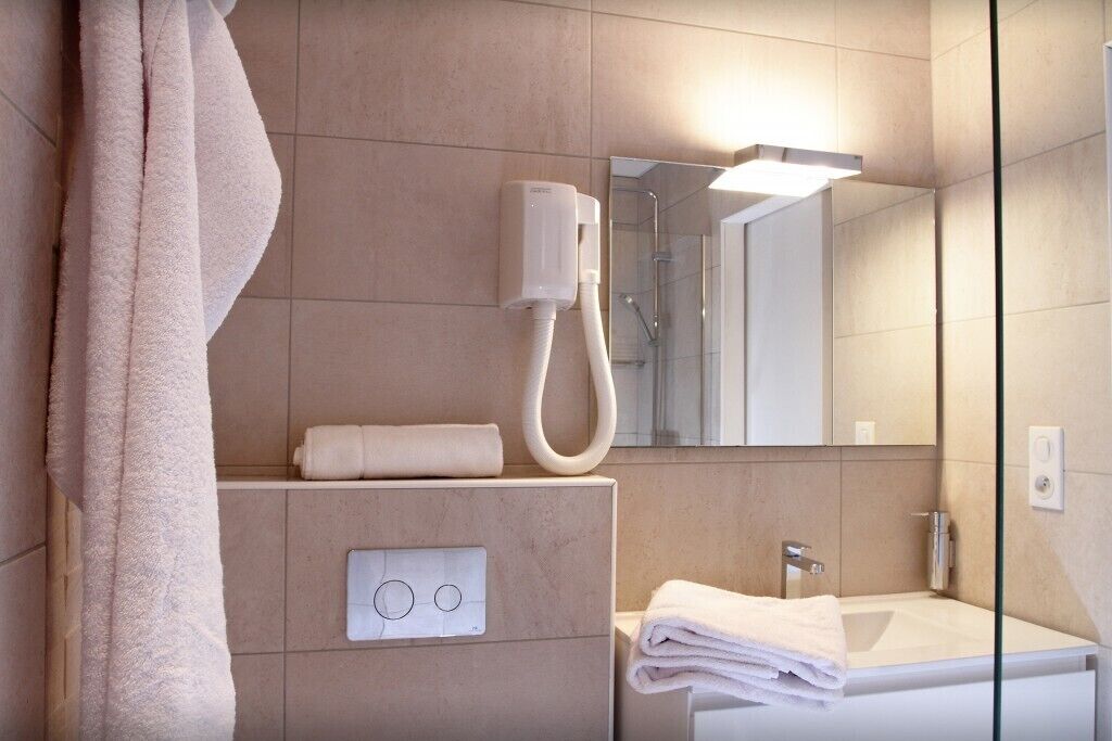 comfort double room | bathroom | free toiletries, hair dryer, towels