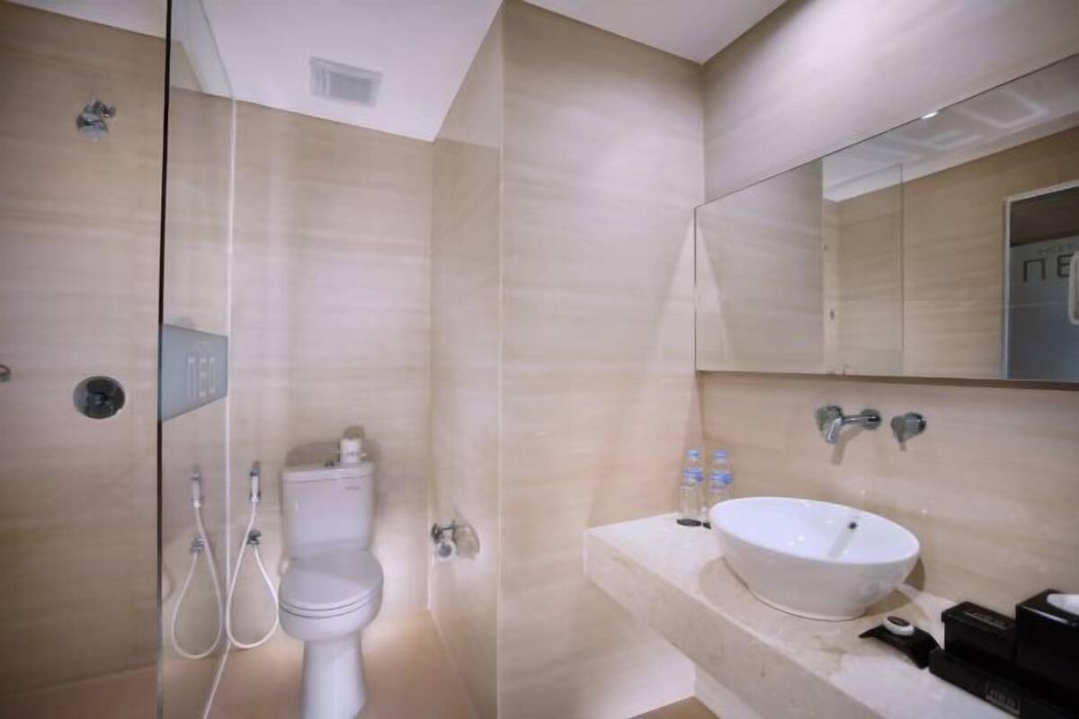 Salle de bain | Douche, douche à « effet pluie », articles de toilette gratuits