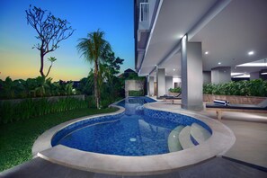 Kolam renang outdoor, dengan kursi berjemur