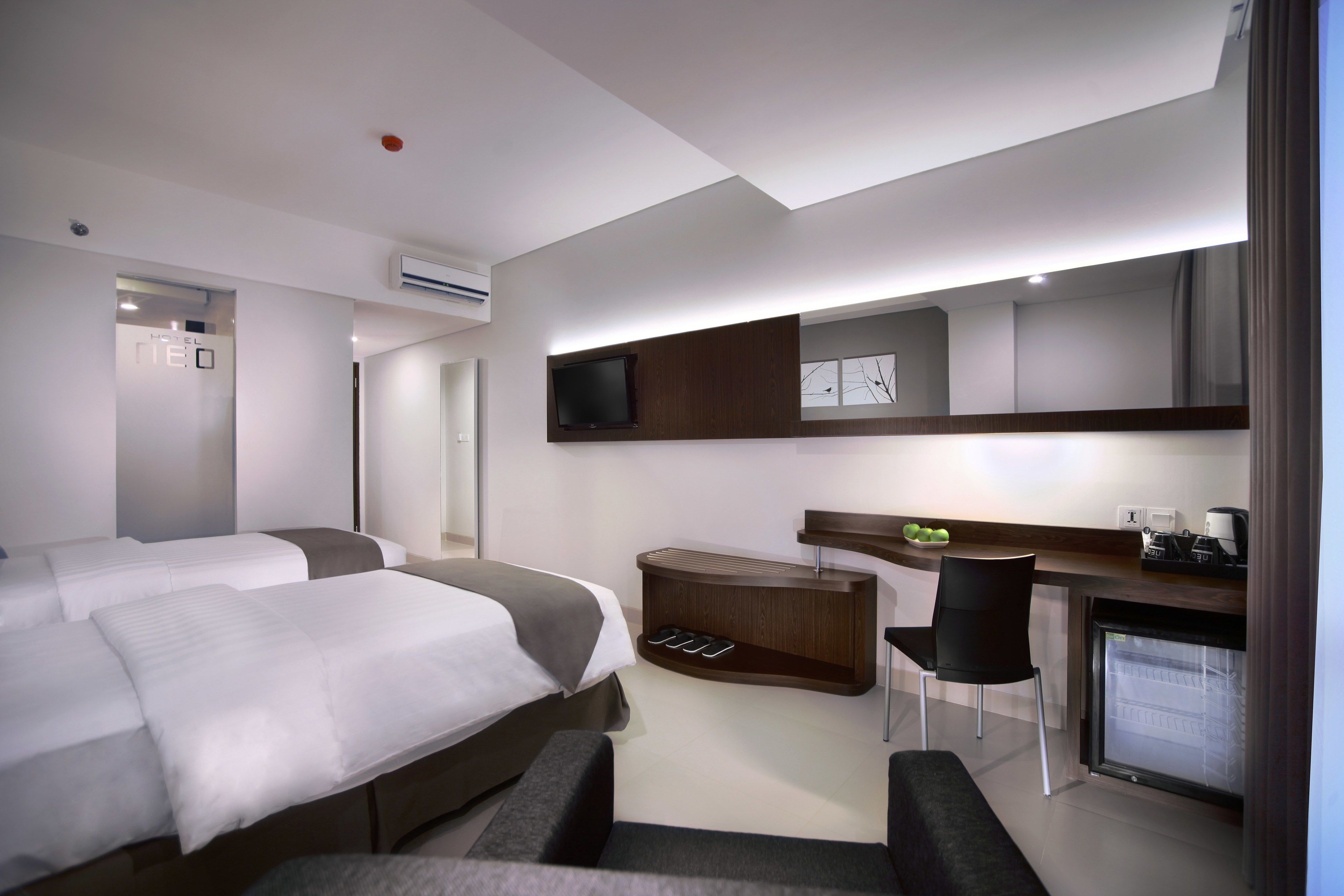 deluxe room | minibar, in-room safe, desk, laptop workspace