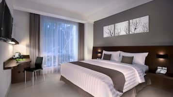 Standard Room | Minibar, in-room safe, desk, laptop workspace
