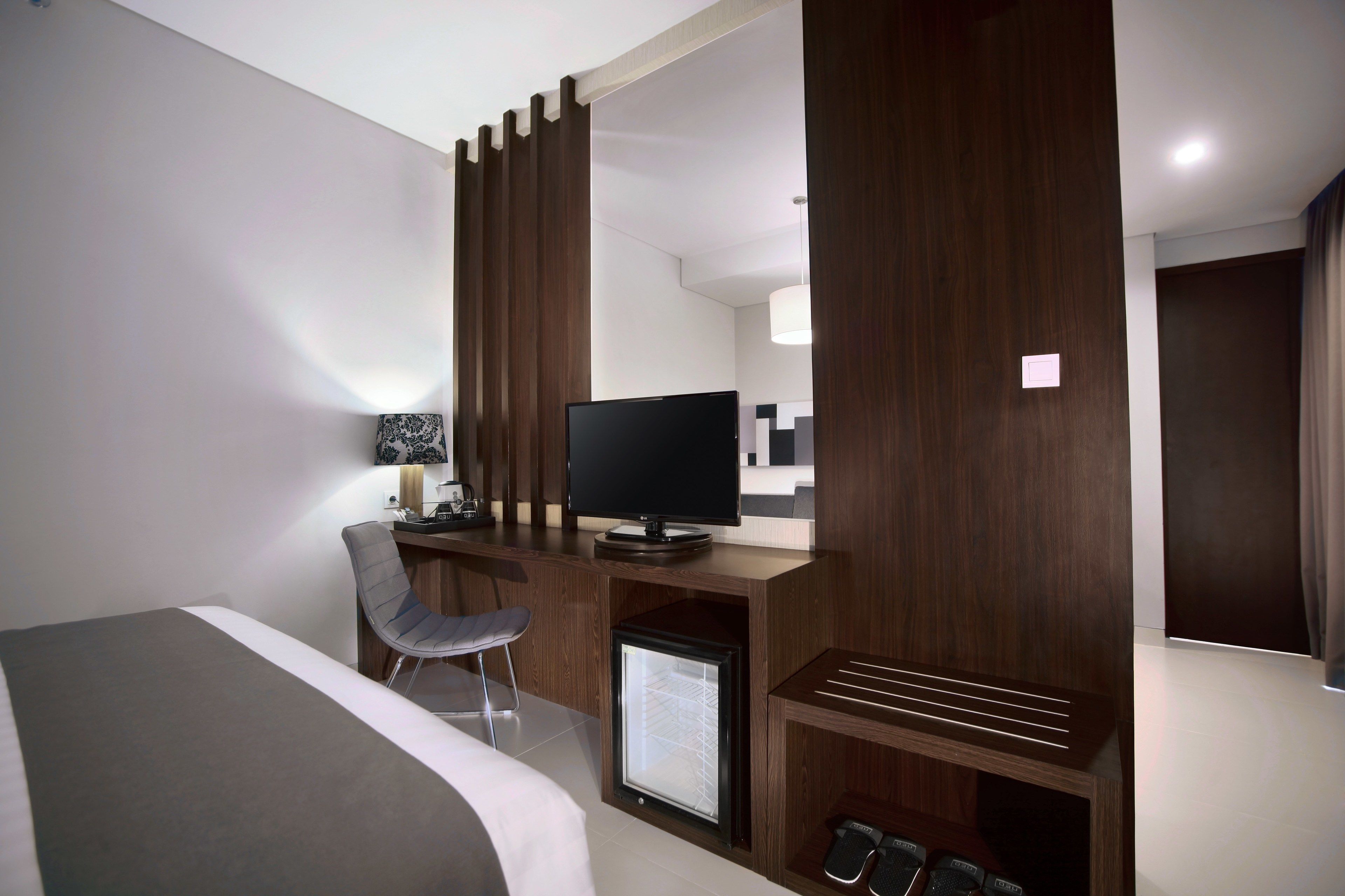 suite | minibar, in-room safe, desk, laptop workspace