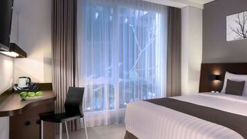 Frigobar, cofres nos quartos, escrivaninha