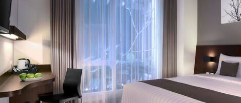 Minibar, caja de seguridad en la habitación y escritorio