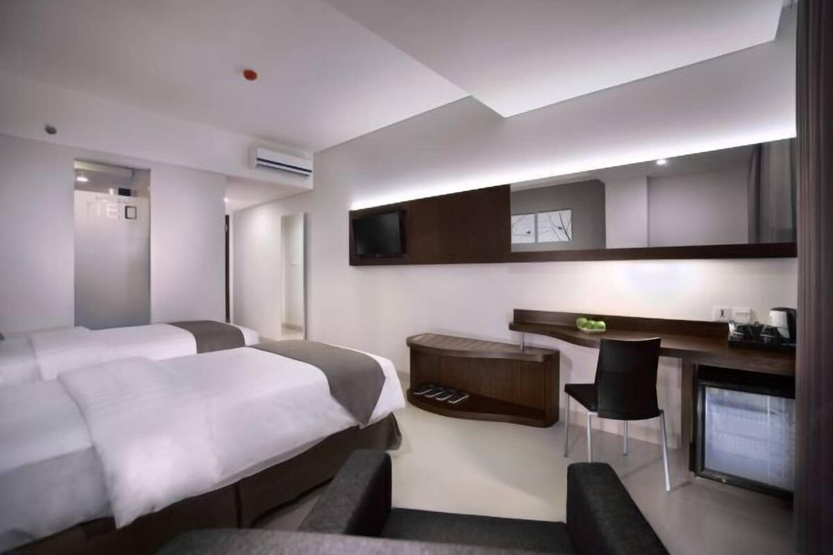Minibar, caja de seguridad en la habitación y escritorio