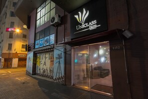 The exterior of the Uniclass Hotel in São Paulo, featuring a modern facade, large windows, and a visible entrance with glass doors. - Oyo Uniclass Hotel Centro SP (Sao Paulo)