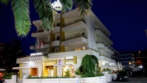A multi-story hotel with a prominent sign reading "HOTEL ROYAL." - Hotel Royal (Vasto)