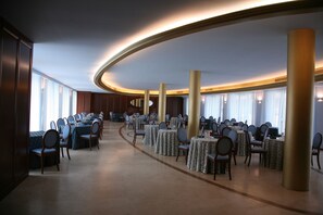 Serveert ontbijt, lunch, diner, Italiaanse gerechten