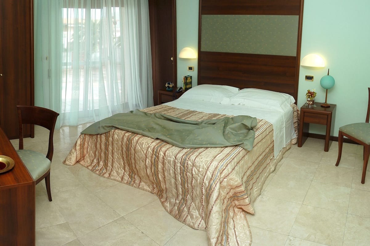 Minibar, desk, cots/infant beds, free WiFi