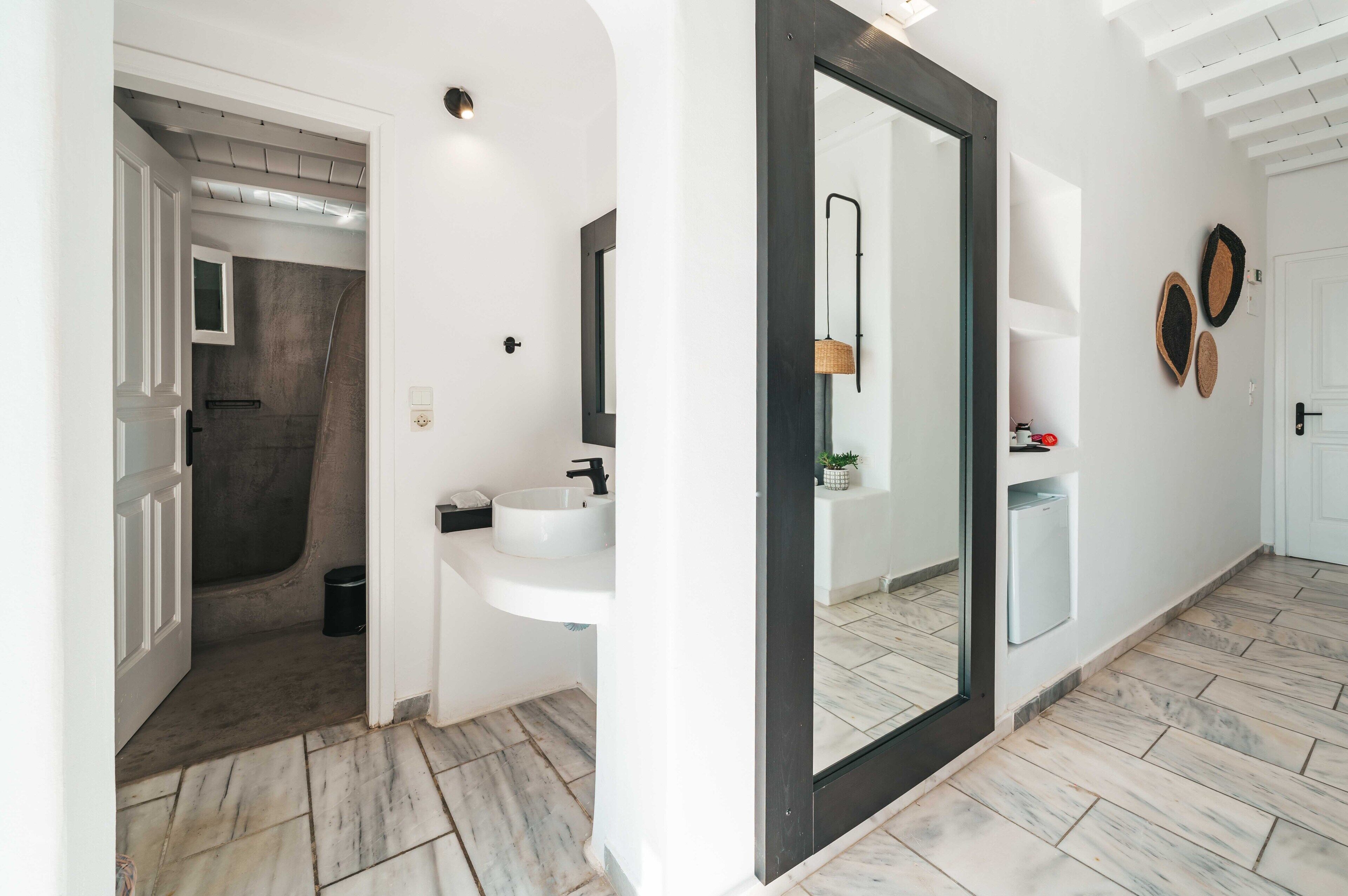 superior double room, jetted tub, sea view | bathroom | shower, free toiletries, hair dryer, slippers