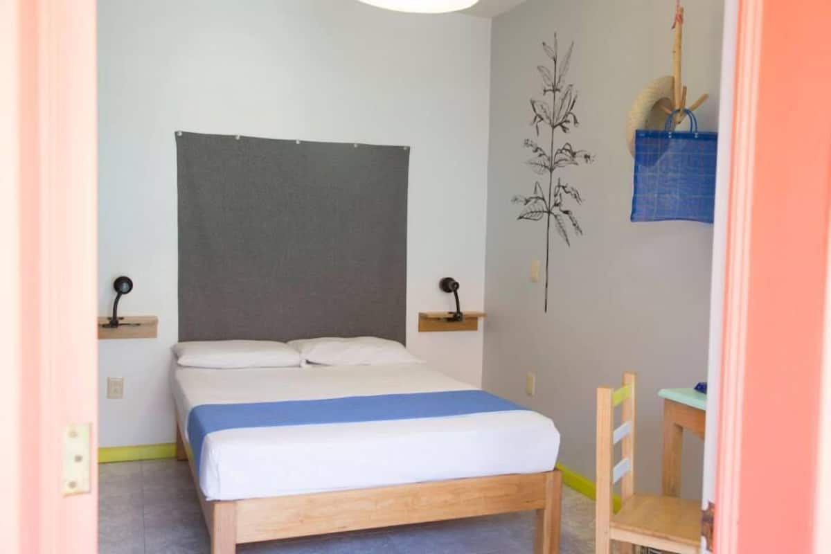 Single Room, 1 Double Bed | Living area