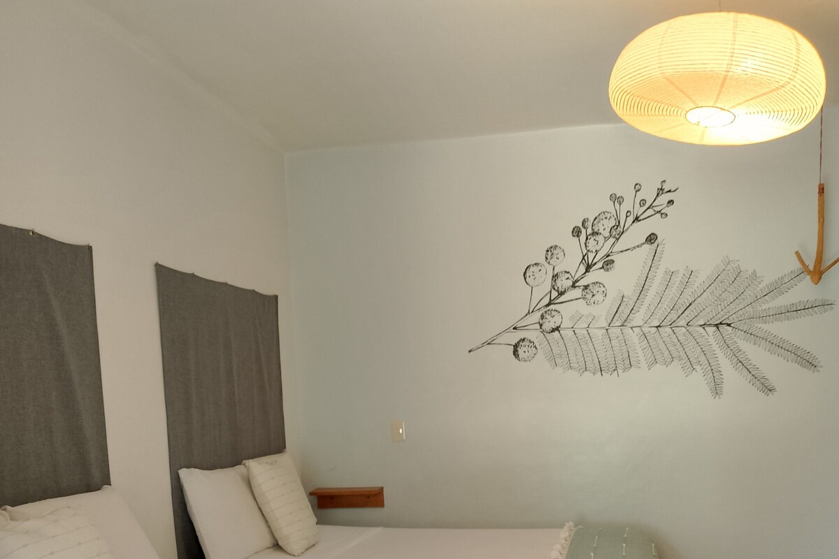 Grand Single Room, 2 Katil Kelamin (Double) | Peti besi dalam bilik, meja, langsir/tirai gelap terus, kalis bunyi 