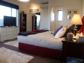 Koura Super King Room | Individually decorated, individually furnished, blackout drapes - West Melton Bed and Breakfast (West Melton)