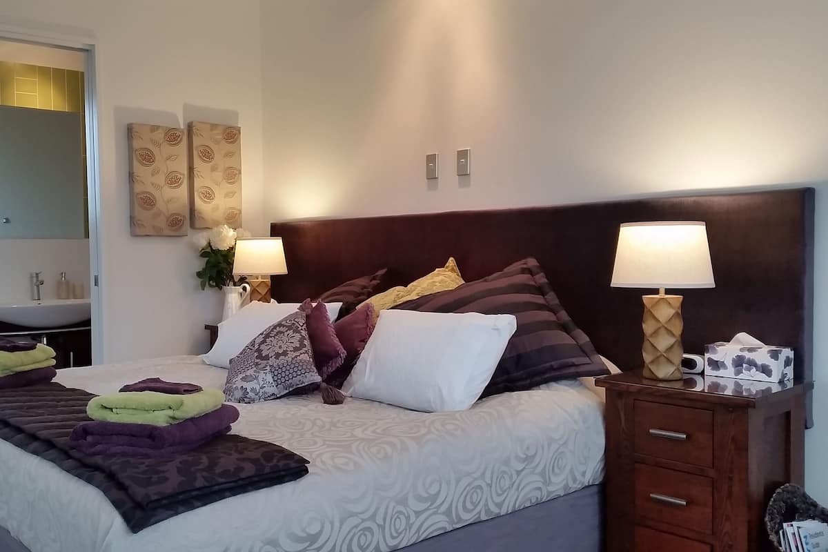Decoración personalizada, muebles diferentes y cortinas blackout