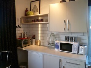 Koura Super King Room | Private kitchenette | Fridge, microwave, stovetop, coffee/tea maker - West Melton Bed and Breakfast (West Melton)